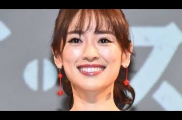 泉里香、結婚発表後初の公の場に登場　全身白ジャンプスーツで笑顔披露