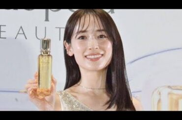 泉里香が全身白ジャンプスーツ姿披露　結婚発表後初の公の場で笑顔「いろんなことも楽しみながらコメント