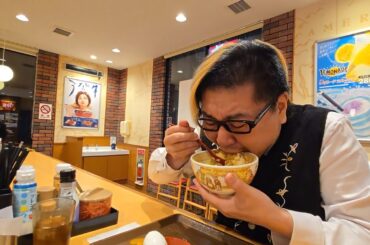 牛丼屋を最速退店する男。
