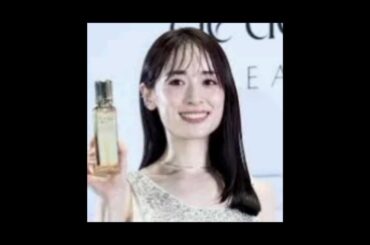 フォトコールに臨む泉里香（撮影・河田真司）　モデル泉里香（36）が23日、都内で行われた、ラグジュアリーブランド「クレ・ド・ポー　ボーテ」のPOPUPイベントフォトコールに登壇した。結婚発表後初の公