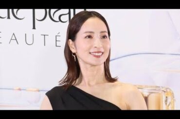 ＜真飛聖＞元宝塚トップスターがワンショルダードレスで美デコルテ披露　揺れるイヤーアクセがキラリ