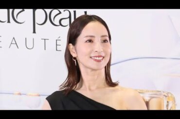 ＜真飛聖＞元宝塚トップスターがワンショルダードレスで美デコルテ披露　揺れるイヤーアクセがキラリ