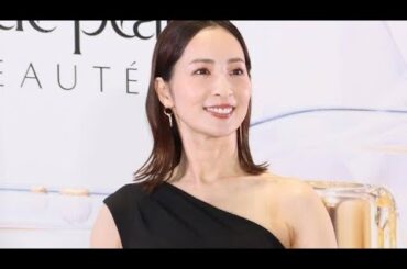 ＜真飛聖＞元宝塚トップスターがワンショルダードレスで美デコルテ披露　揺れるイヤーアクセがキラリ#news