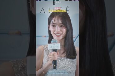 泉里香、上品なホワイトパンツルック