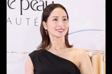 ＜真飛聖＞元宝塚トップスターがワンショルダードレスで美デコルテ披露　揺れるイヤーアクセがキラリ