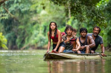 【映画紹介】四人の友人が週末のカヤック旅行に出かけるが、森で仮面の殺人者たちに追われる悪夢へと変わる。