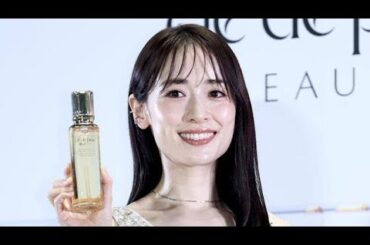 泉里香が全身白ジャンプスーツ姿披露　結婚発表後初の公の場で笑顔「いろんなことも楽しみながら」