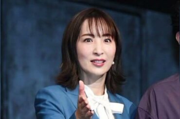 元宝塚トップスター、ベストが映える爽やかコーデでファン魅了！真飛聖の姿に「今日も最高綺麗です」「夏ですね」