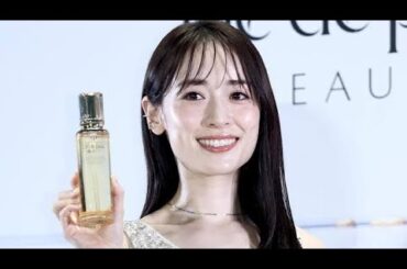 泉里香が全身白ジャンプスーツ姿披露　結婚発表後初の公の場で笑顔「いろんなことも楽しみながら」