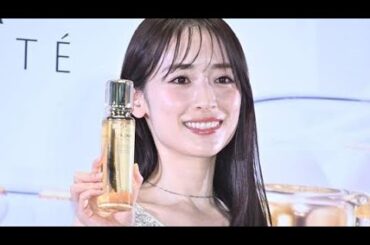 泉里香が全身白ジャンプスーツ姿披露　結婚発表後初の公の場で笑顔「いろんなことも楽しみながら」