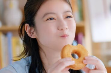今田美桜、ドーナツをおいしそうに頬張る！　ミスタードーナツ新CM　ニューホームカット「あたらしくなって帰ってきた」編