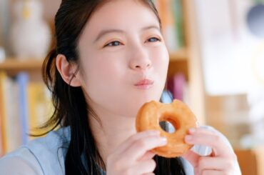 今田美桜、新しくなったミスドに「はじめまして！」ほおばる姿が可愛い！