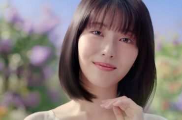 浜辺美波、自身初のヘアケアCM出演！ライラックの花に囲まれ美しいアートフィルムのような出来栄えに！