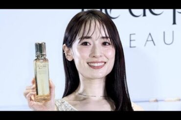 泉里香が全身白ジャンプスーツ姿披露　結婚発表後初の公の場で笑顔「いろんなことも楽しみながら」