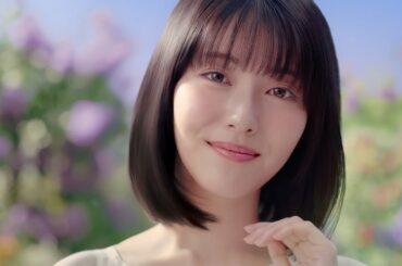 浜辺美波、爽やか白ワンピ姿で抜群の透明感　ヘアケアブランドの新ミューズに「香りにはなるべくこだわりたい」