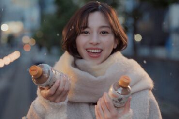 中条あやみ、キュートな笑みでミルクティー⼿渡す　RADWIMPS「前前前世」ピアノアレンジ曲採用　「キリン 午後の紅茶」新CM「紅茶がつないできたもの」編