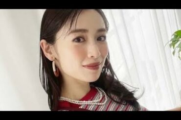 【 泉里香 】 「日曜日」のオフショットを公開　ストライプ姿と大きなフープイヤリングで魅せる　休日スタイル...
