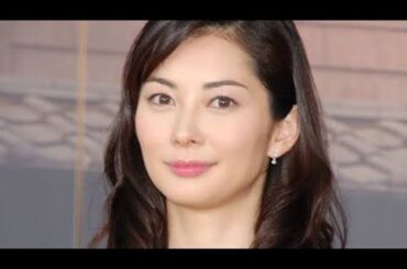 伊東美咲、48歳の近影に反響　撮影現場で“ヘアバンドリレー”「本当顔がタイプ過ぎ」「美しすぎて」