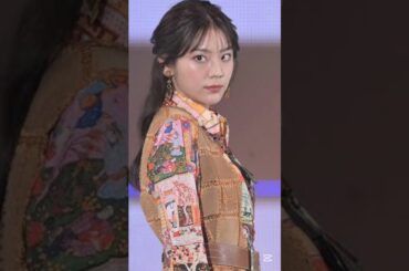 貴島明日香、引き締まったウエストのぞく涼しげコーデ【GirlsAward 2025SS】