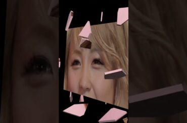 Dream Ami＞海の家を満喫！　ハート柄の水着姿披露　「腹筋健在ですごい」「スレンダーで可愛い」と話題