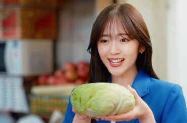 鈴木愛理、キャベツを持って笑顔で歌う！　華やか青ジャケット姿で登場　J-FLEC新TVCM「J-FLECに相談だ」編