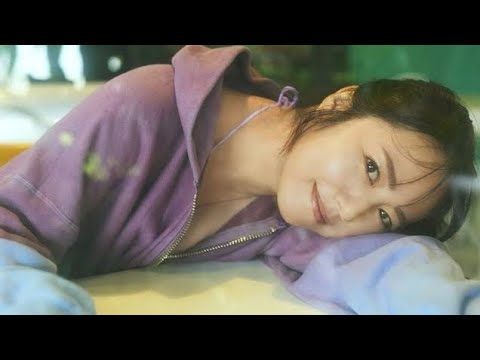 磯山さやかとロケ地を巡る“オーディオコメンタリー”やグラビアヒストリ笑顔がまぶしい水着姿が公開された。