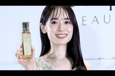 泉里香が全身白ジャンプスーツ姿披露　結婚発表後初の公の場で笑顔「いろんなことも楽しみながら」