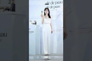 泉里香が全身白ジャンプスーツ姿披露　結婚発表後初の公の場で笑顔「いろんなことも楽しみながら」@news @NHK @tbsnewsdig