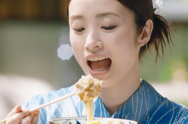 上戸彩、気持ちいい食べっぷり！　浴衣姿で「鬼おろし肉＆豚しゃぶぶっかけ」頬張る　丸亀製麺の新CM＆メーキング映像が公開