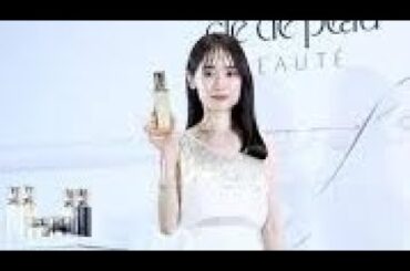 泉里香が全身白ジャンプスーツ姿披露　結婚発表後初の公の場で笑顔「いろんなことも楽しみながら」