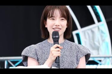 ＜弘中綾香アナ＞メリハリトップスでスタイルアップ　ぺたんこシューズできれいめカジュアルに