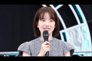 ＜弘中綾香アナ＞メリハリトップスでスタイルアップ　ぺたんこシューズできれいめカジュアルに