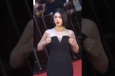 胸元をそっと整えるその瞬間。  大胆で無防備、それでいて気高く、美しい。