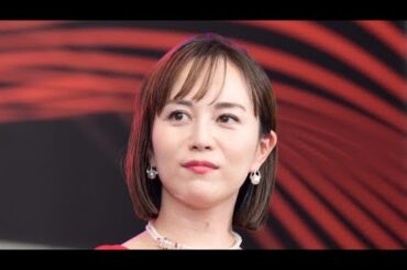 比嘉愛未＆ソニン＆齊藤なぎさらが笑顔でピースするオフショットに「女性陣美人すぎー！」の声＜放送局占拠＞