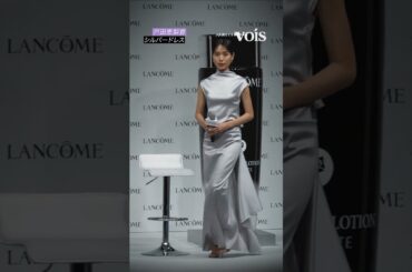 戸田恵梨香、シルバードレス姿　美背中チラリ