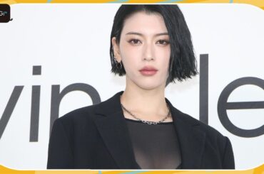 三吉彩花、ミニボトムで美脚すらり　透け感たっぷりオールブラックコーデで登場　「Calvin Klein Harajuku Flagship」イベント