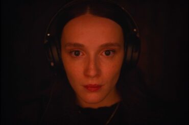 連続殺人犯に魅了された女性を描く…映画『RED ROOMS レッドルームズ』予告