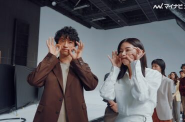 池田エライザ＆斎藤工、撮影の合間で仲良く”たこ焼きポーズ” セリフのタイミングが合わず笑い合うシーンも IG証券 新CM&メイキング映像公開