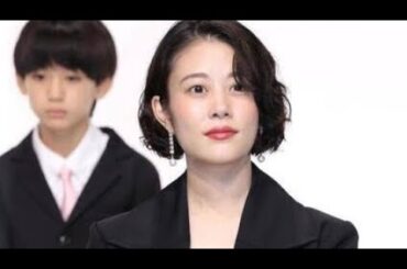 高畑充希　妊娠発表後初の公の場　ふっくらお腹に黒のミニスカ＆ジャケット　足もとはヒールのない靴で