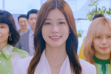 生見愛瑠、白のパンツスーツ姿！オフィスを颯爽とウオーキング　ココナラ新CM＆メーキング