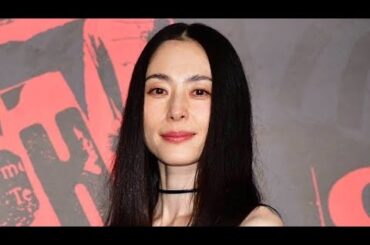 8年ぶり映画出演の深津絵里が「美しすぎる」　黒のキャミドレス姿にネット衝撃「え、若返ってません？」