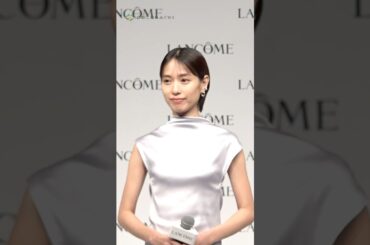 戸田恵梨香、美背中チラリ！スタイル輝くドレス姿で登場　#shorts