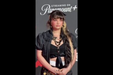 ローラ・ヤングの存在感はまさにレベチ💅✨彼女のVMAのパフォーマンスもお見逃しなく！🎤