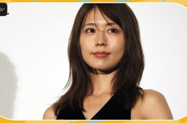 有村架純、胸が大きく開いたブラックドレスで登場　「最近ついた小さな嘘」は？　「ブラック・ショーマン」初日