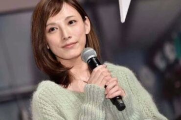 加藤あい、ビーチで美脚披露「スタイル抜群」「綺麗」