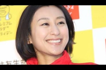「足ホッソ」「お人形さんみたい」浅田舞、シアーな黒タイツ美脚にうっとり　ミニボトム姿の渋谷降臨姿に反響