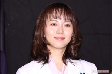 比嘉愛未『anan』でボディライン際立つ黒タイツ姿を披露も「スカート履き忘れた人」“謎衣装”に違和感の声