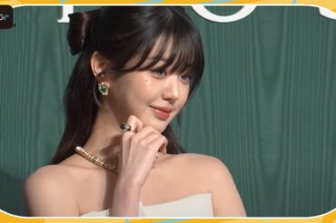 IVEチャン・ウォニョン、オフショルダーの純白ドレスで美肌披露　「ブルガリ」フォトコールに登場