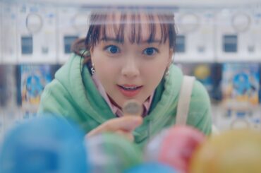 多部未華子、カプセルトイに夢中！？　“最後のワンコイン”投入するかと思いきや…　マクドナルド「セット500」新CM「カプセルトイ」編