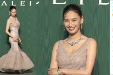 大政絢、胸元ザックリ開いたドレスで美ボディ披露／「ブルガリ カレイドス　色彩・文化・技巧」 オープニングデイ フォトコール
